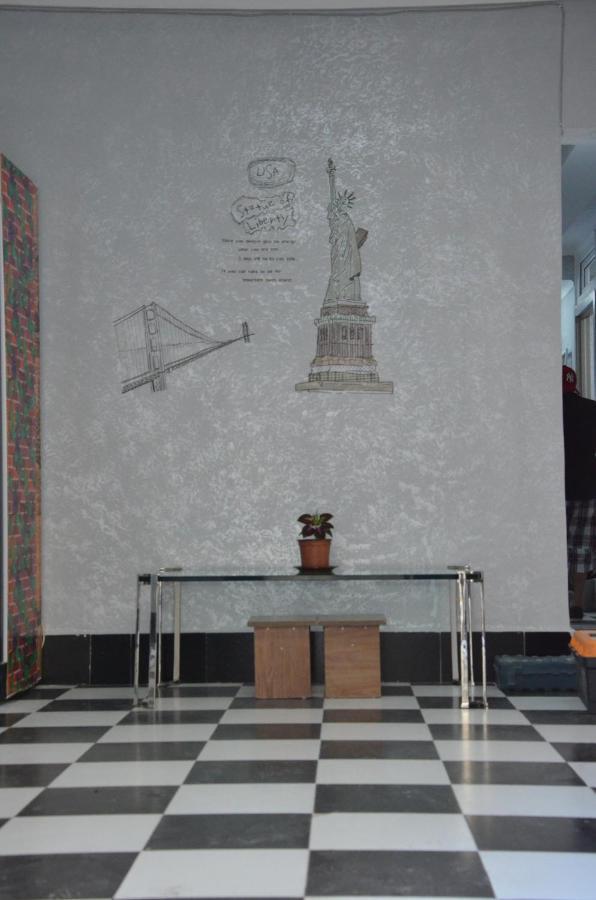 Hostel California Batumi Luaran gambar