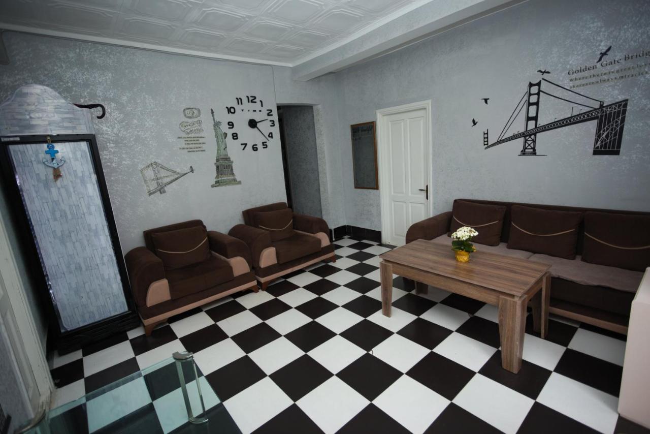 Hostel California Batumi Luaran gambar